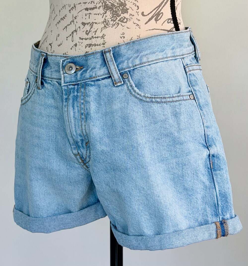 Kensie Jeans High Rise Light Wash Cuffed Denim Mom Shorts Size 2/26